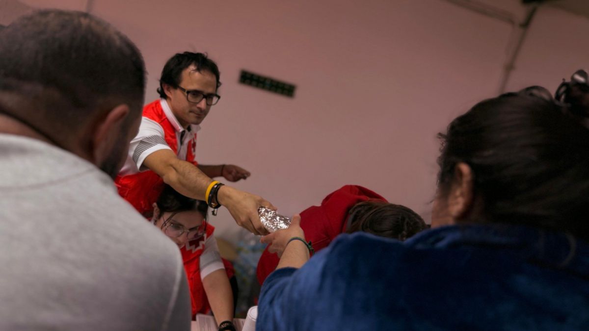 Personal de Creu Roja entrega aliments als afectats per l'incendi en Miguel Hernández 