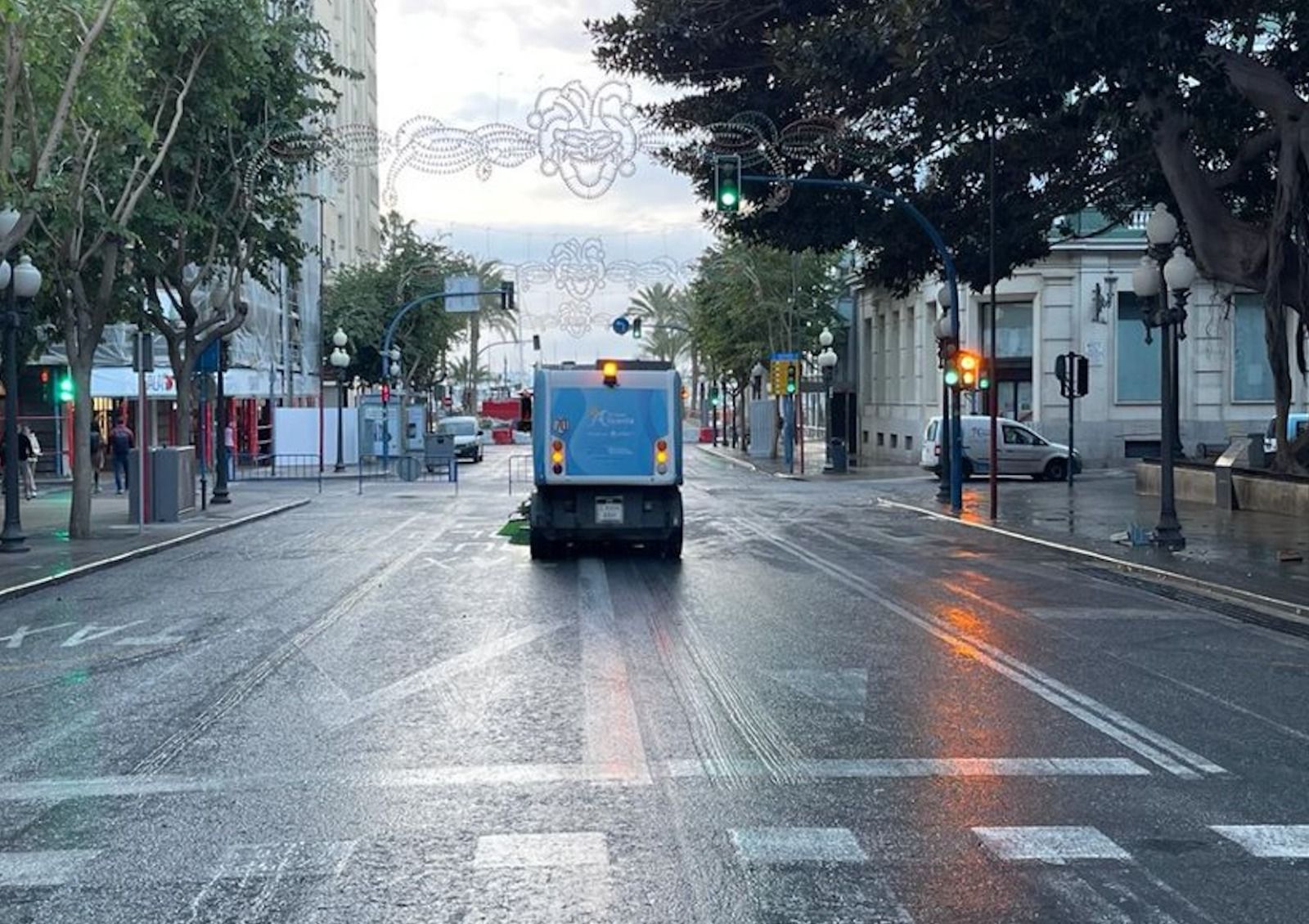 Una màquina de la neteja a Alacant durant els treballs posteriors al Dissabte Rambler del Carnestoltes Una màquina de la neteja a Alacant durant els treballs posteriors al Dissabte Rambler del Carnestoltes