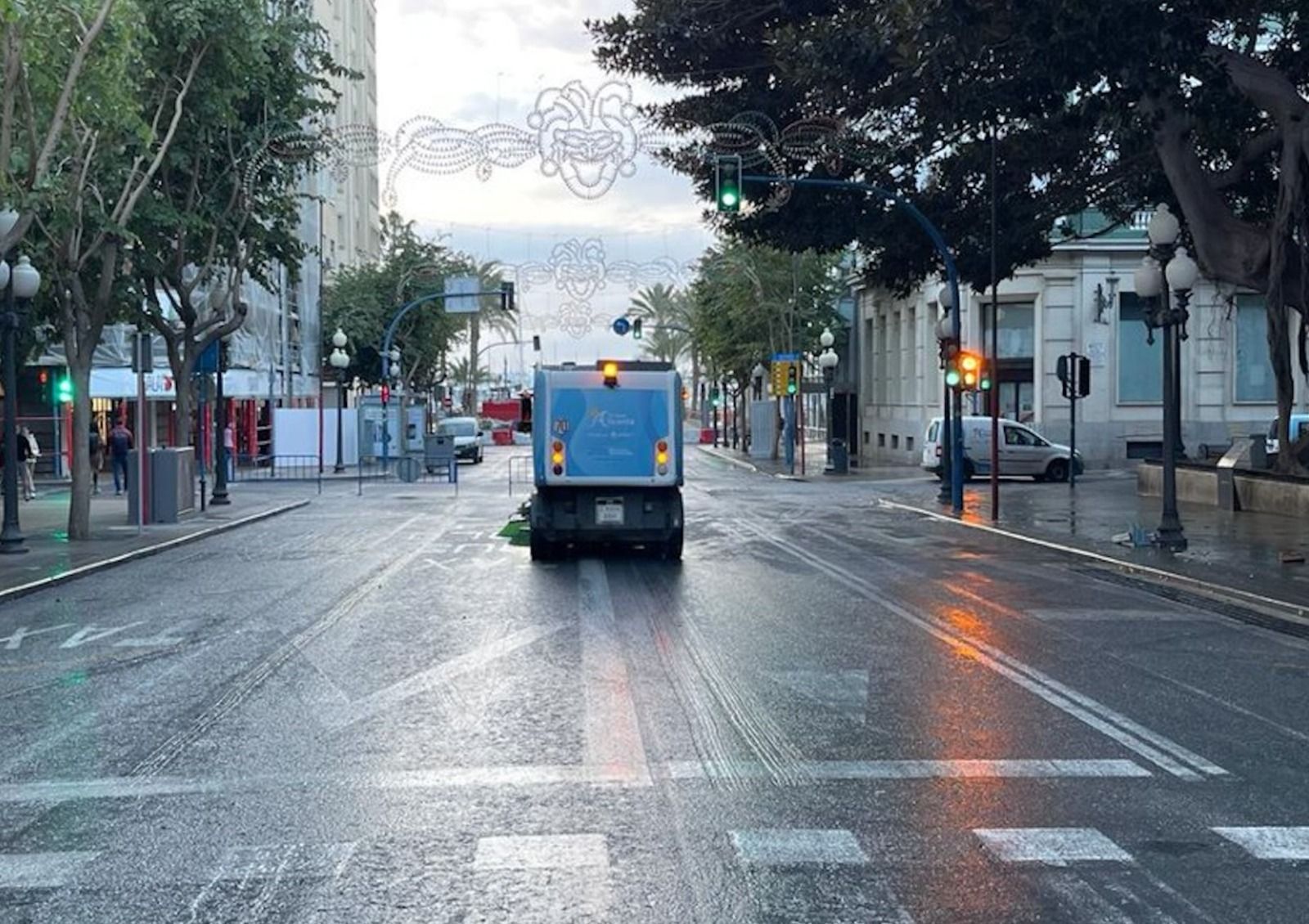 Una màquia de la neteja a Alacant durant els treballs posteriors al Dissabte Rambler del Carnestoltes Una màquia de la neteja a Alacant durant els treballs posteriors al Dissabte Rambler del Carnestoltes