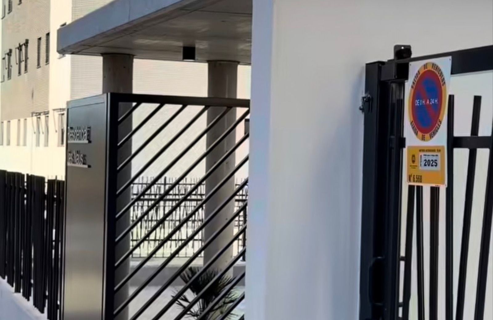 Porta d'entrada a la urbanització Les Naus a la Platja de Sant Joan d'Alacant Porta d'entrada a la urbanització Les Naus a la Platja de Sant Joan d'Alacant