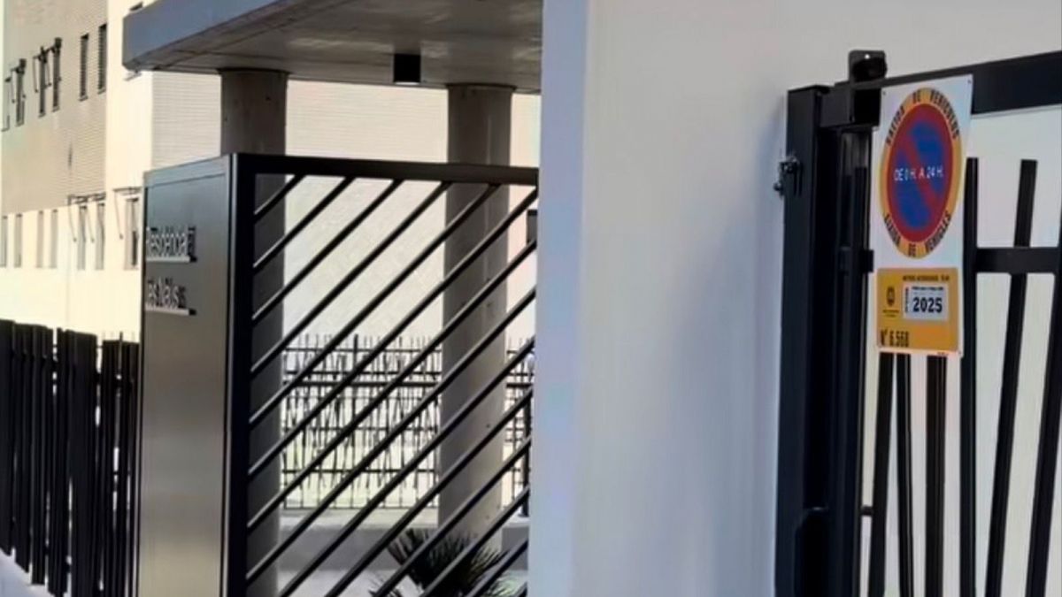 Puerta de entrada a la urbanización Les Naus en la Playa de San Juan de Alicante