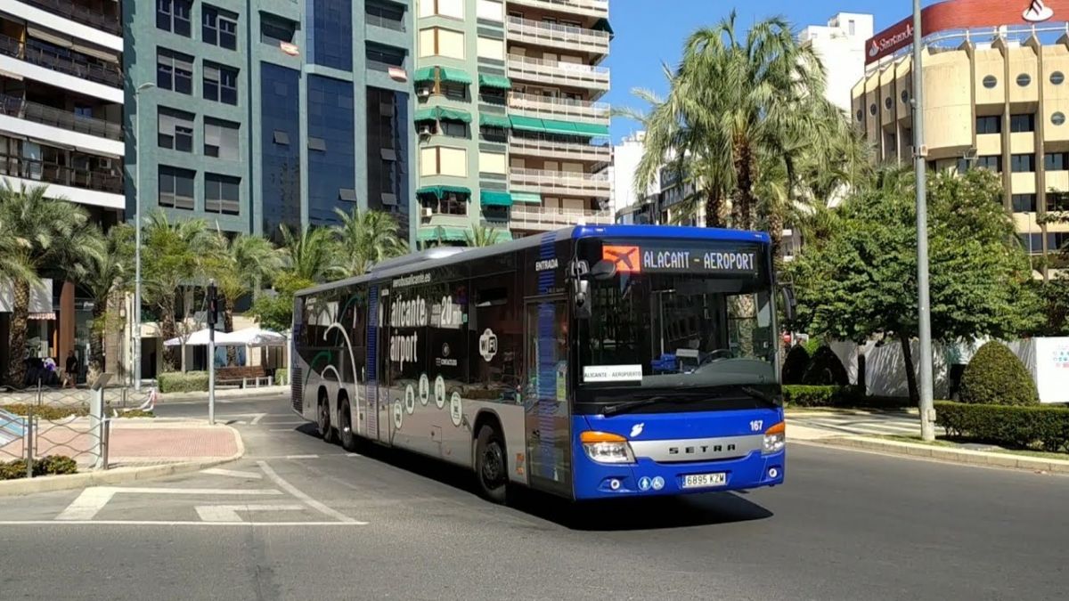 Autobús de la línea C-6 del aeropuerto de Alicante Elche (Foto: José María Martínez Ocón)