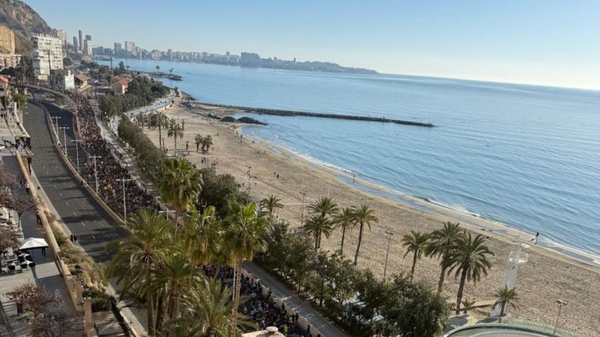 Reguer de corredors en la Mitja Marató d'Alacant Reguer de corredors en la Mitja Marató d'Alacant