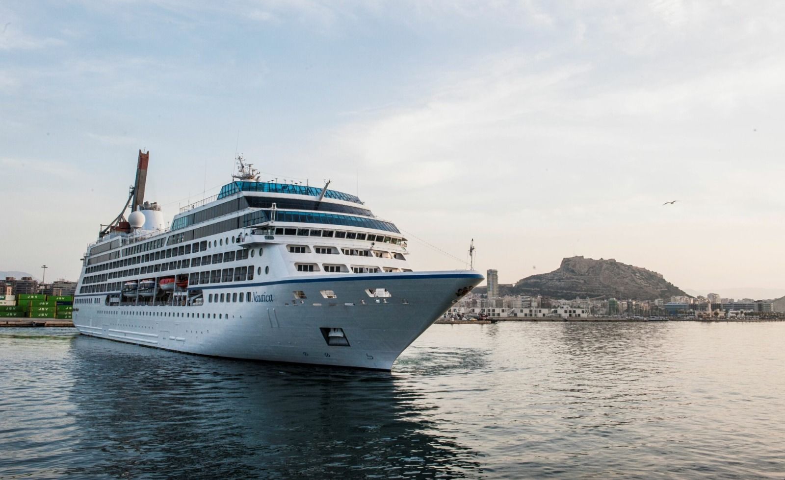 Un creuer es prepara per a salpar del Port d'Alacant