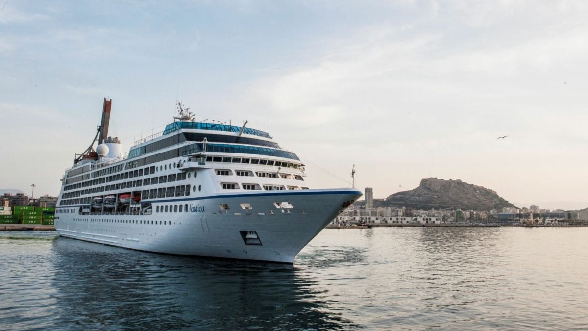 Un creuer es prepara per a salpar del Port d'Alacant