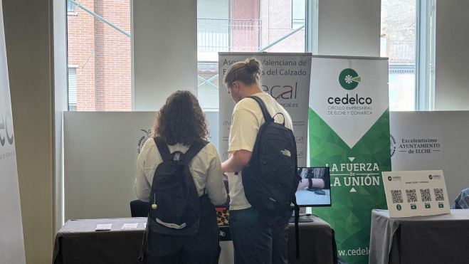 Joves informant-se sobre la indústria del Calçat - Imatge AVECAL Joves informant-se sobre la indústria del Calçat - Imatge AVECAL