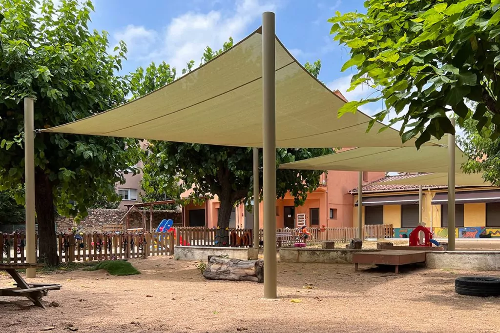 Exemple d'una zona d'ombra al pati d'un col·legi (Foto: mallolsolar) Exemple d'una zona d'ombra al pati d'un col·legi (Foto: mallolsolar)