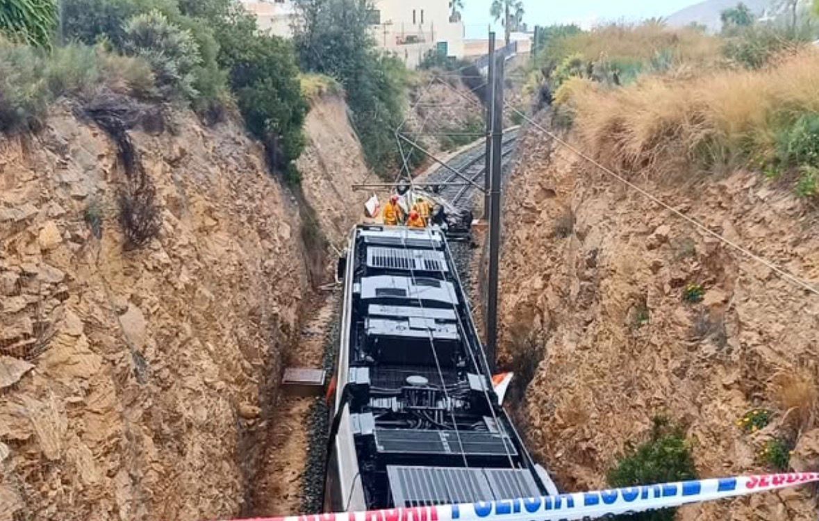 Un coche cae desde un puente en la Vila Joiosa y bloquea el paso del TRAM