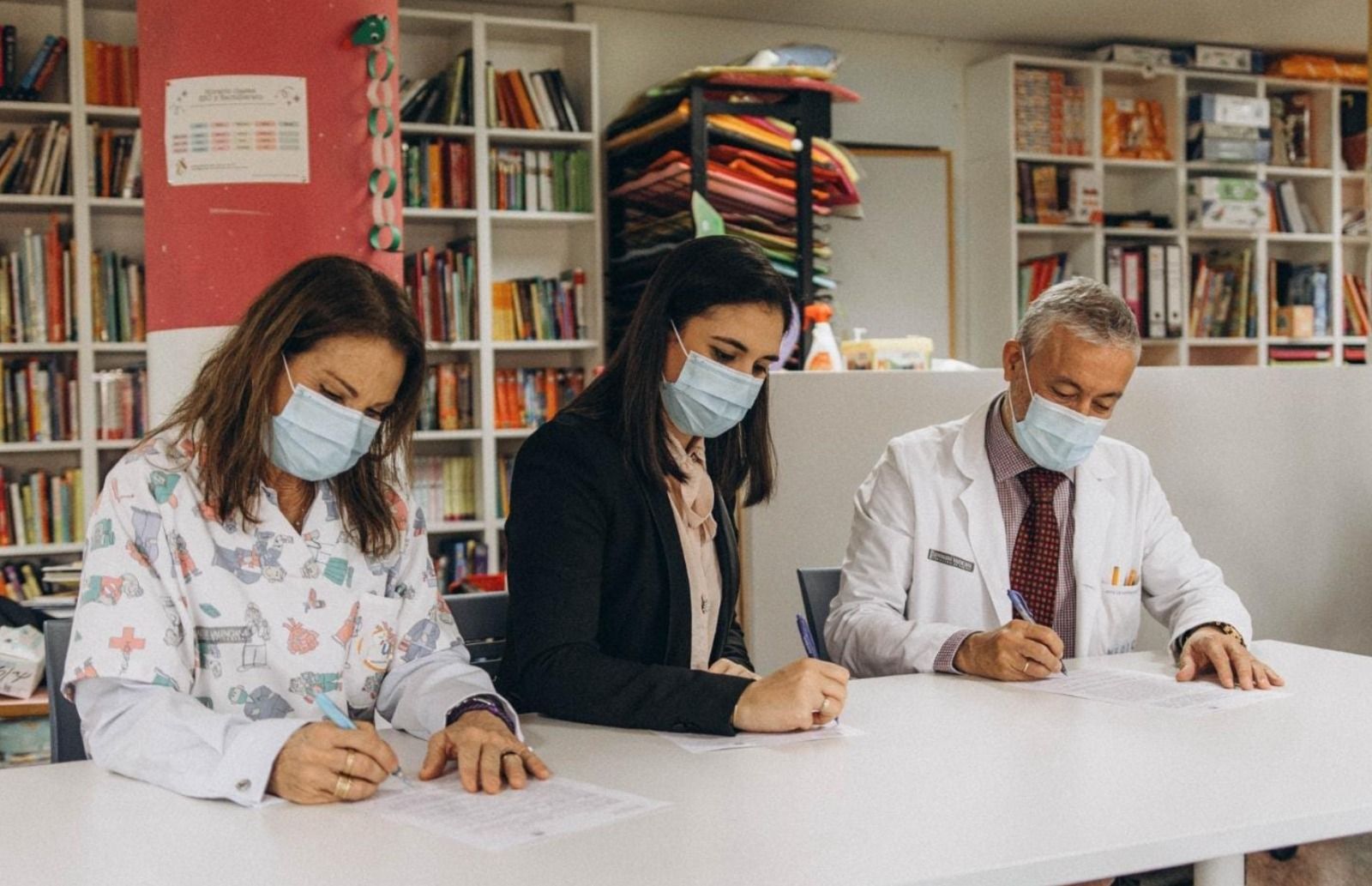 Firma del acuerdo para realizar actividades infantiles en el Hospital General