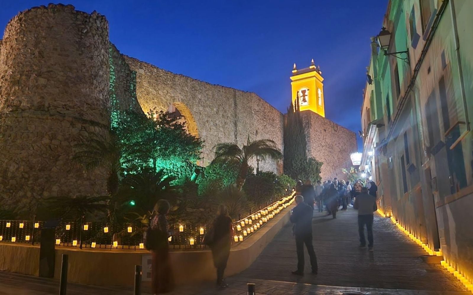 El municipio de Calpe iluminado con miles de velas en la Nit Encesa