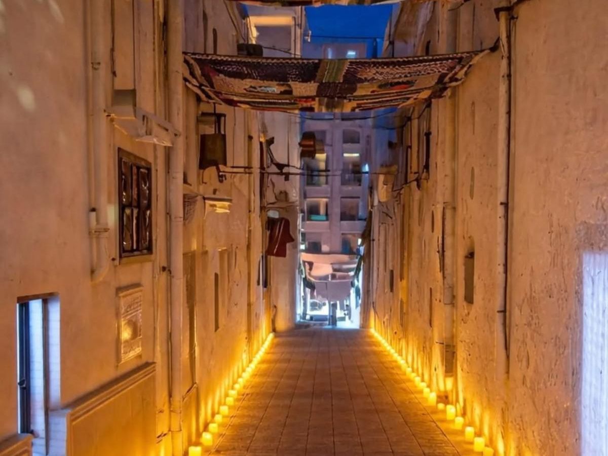Una calle de Calpe iluminada a la luz de las velas