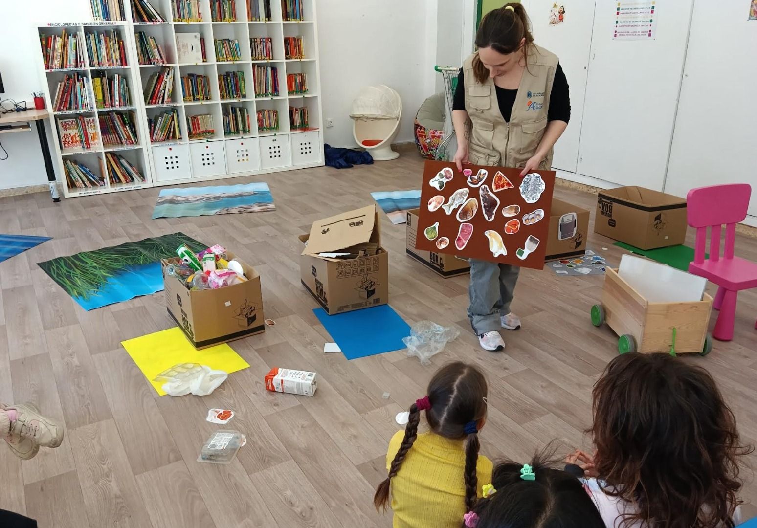 Una educadora ambiental en un centro educativo de Alicante