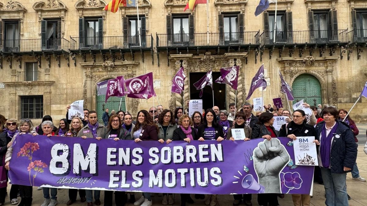 Protesta paral·lela del 8M en la plaça de l'Ajuntament