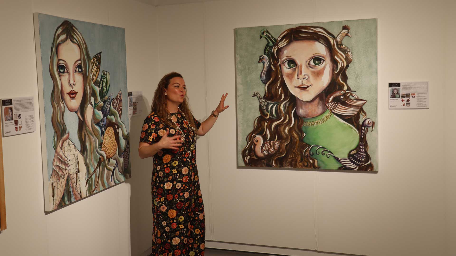 L'artista, Sónmica Bernabeu, en l'exposició “Sèrie Íbera” en el Museu Boca del Calvari