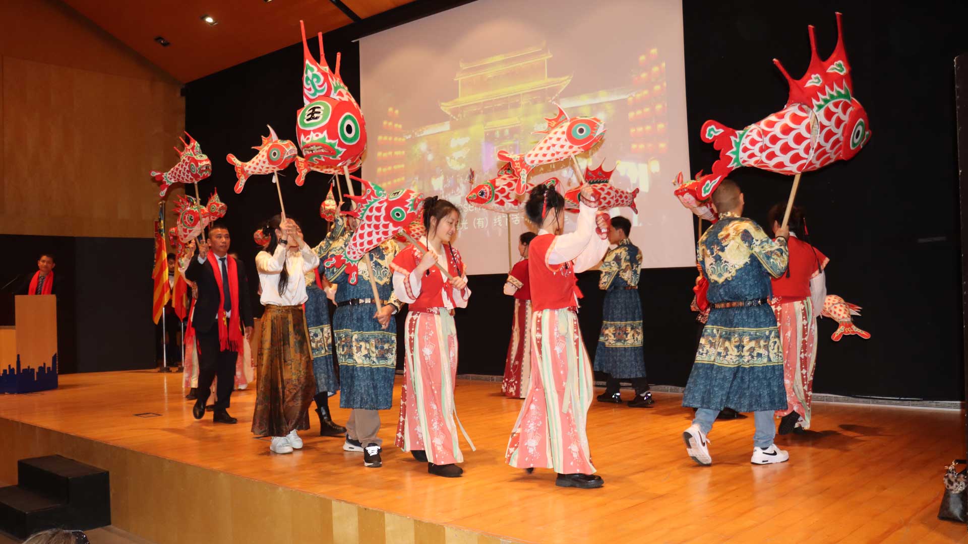 La celebració de l'Any Nou xinès en la sala d'actes de l'Ajuntament