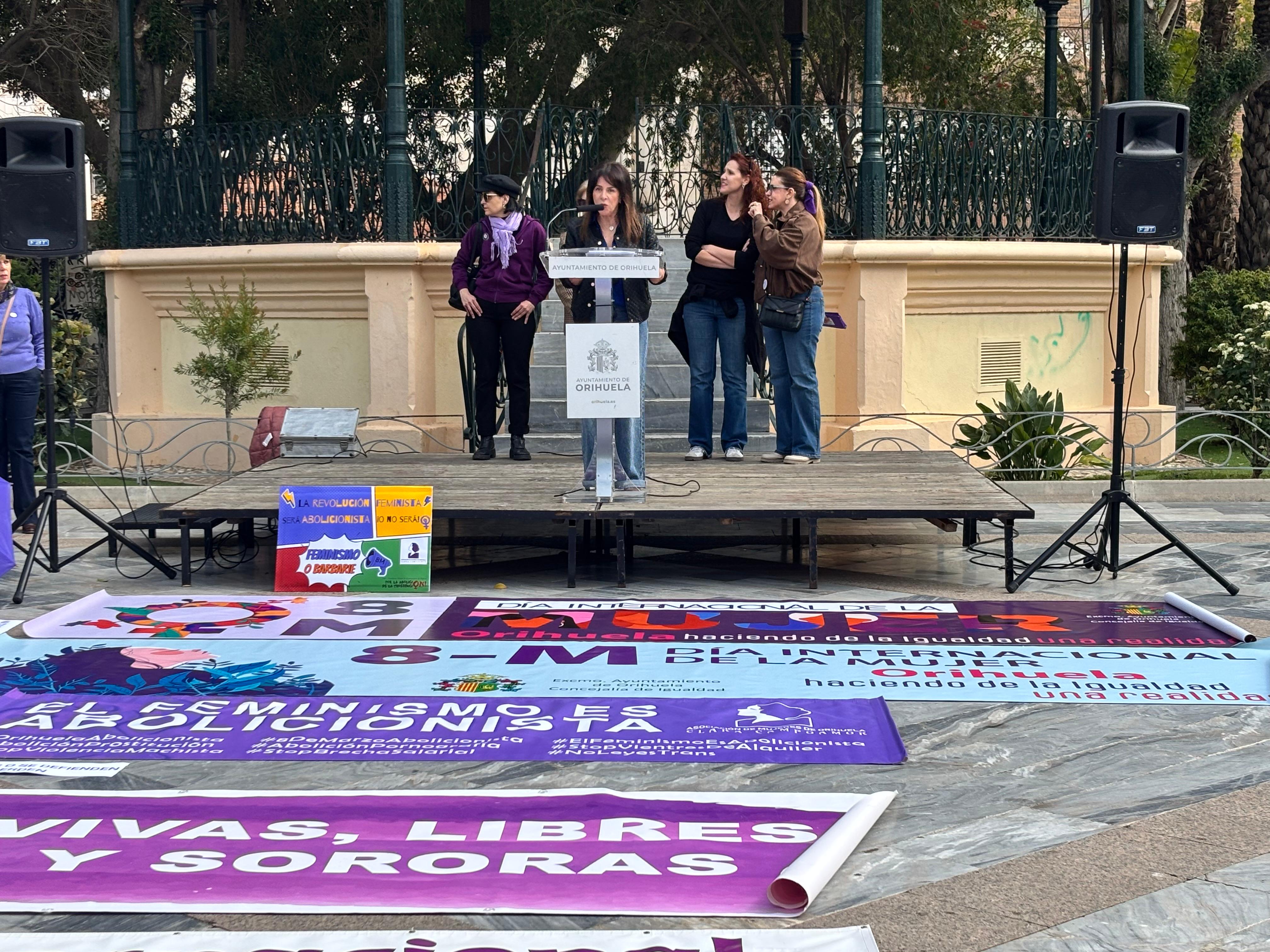 Les representants de la Mesa d'Igualtat en la Glorieta Gabriel Miró