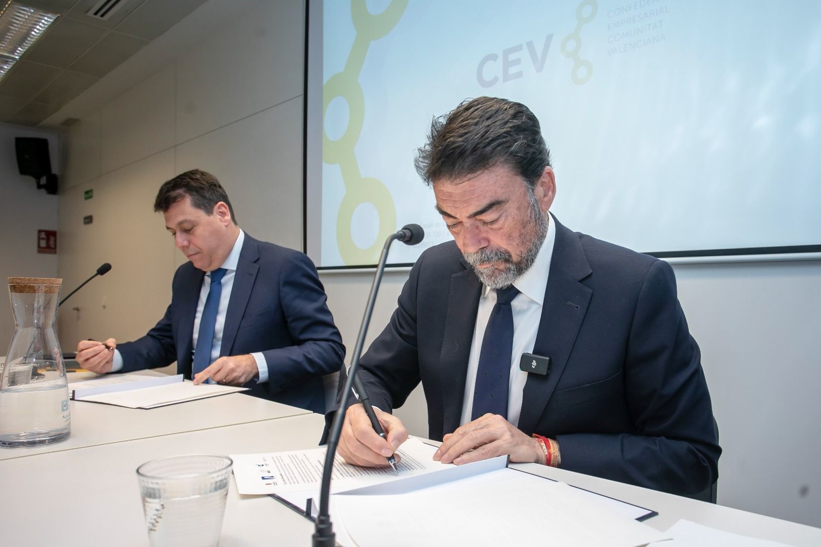 Barcala firma el acuerdo de colaboración de la CEV con Alicante Futura Barcala firma el acuerdo de colaboración de la CEV con Alicante Futura