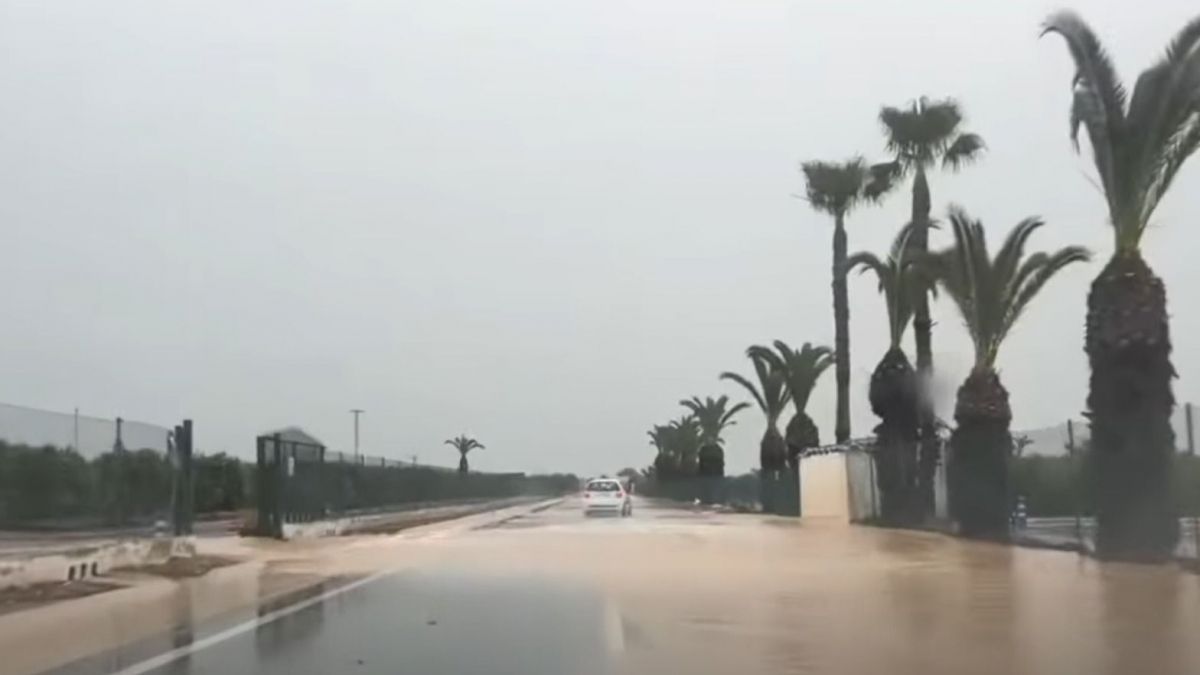 Carretera anegada en la Vega Baja