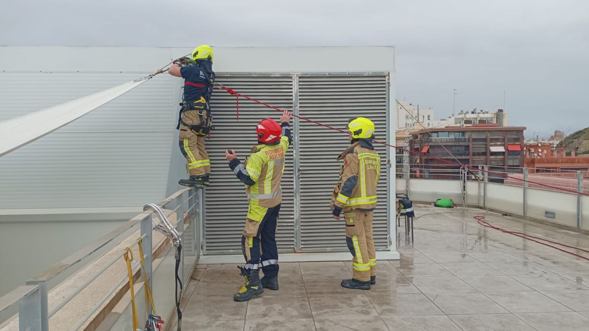 Los bomberos vuelven a colocar el toldo temporal de protección sobre el Museo de las Hogueras de Alicante