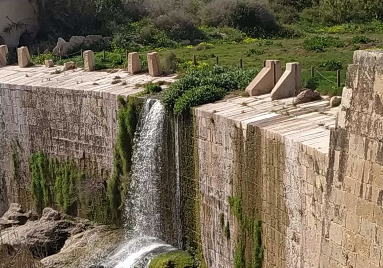 Assut de Sant Joan en el llit del riu Monnegre