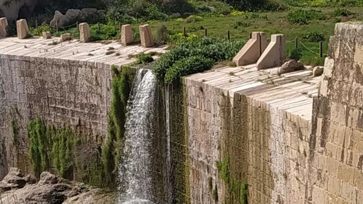 Assut de Sant Joan en el llit del riu Monnegre