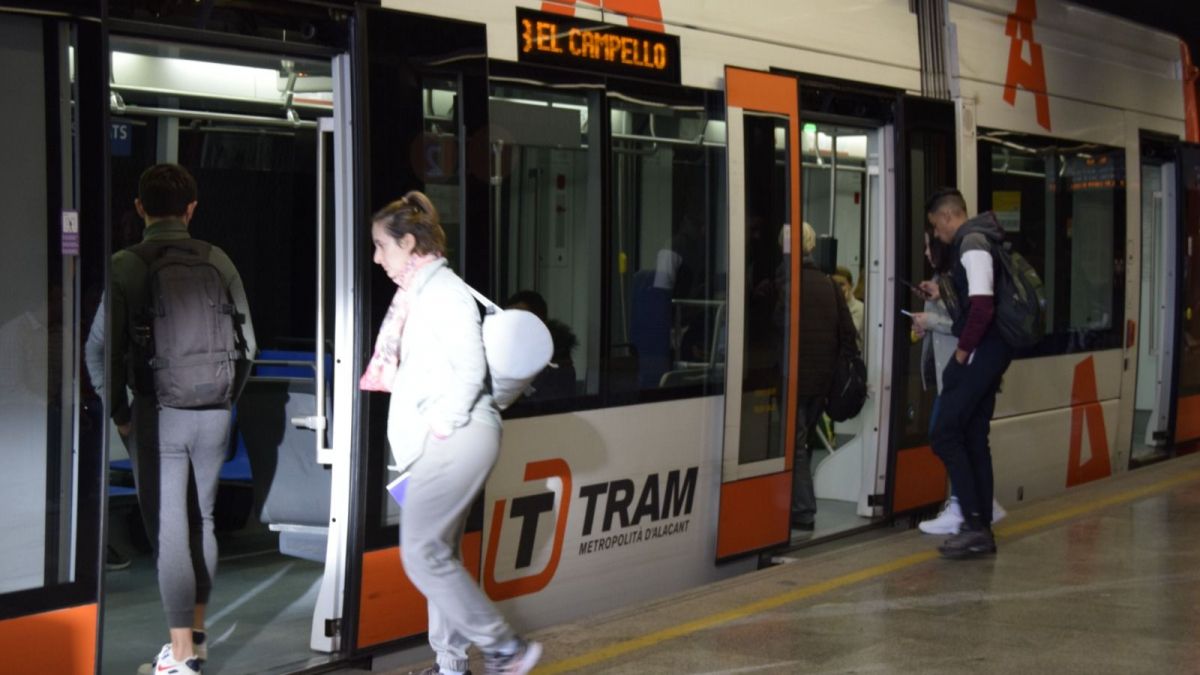 Varias personas suben al TRAM en la estación del Marq Varias personas suben al TRAM en la estación del Marq