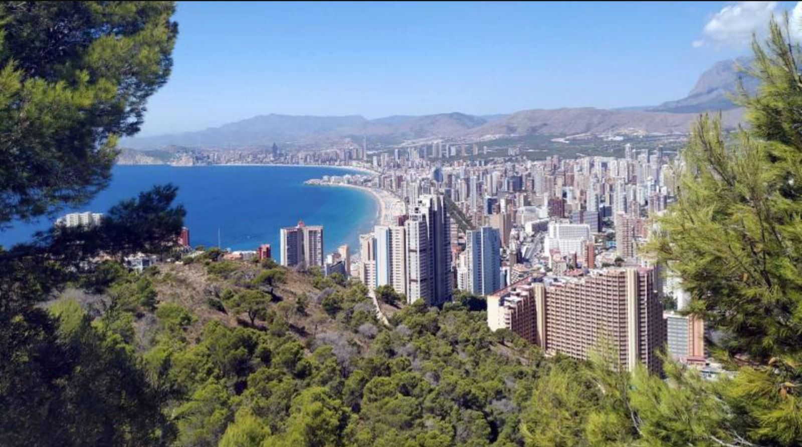 La ciutat de Benidorm des de la Serra Gelada