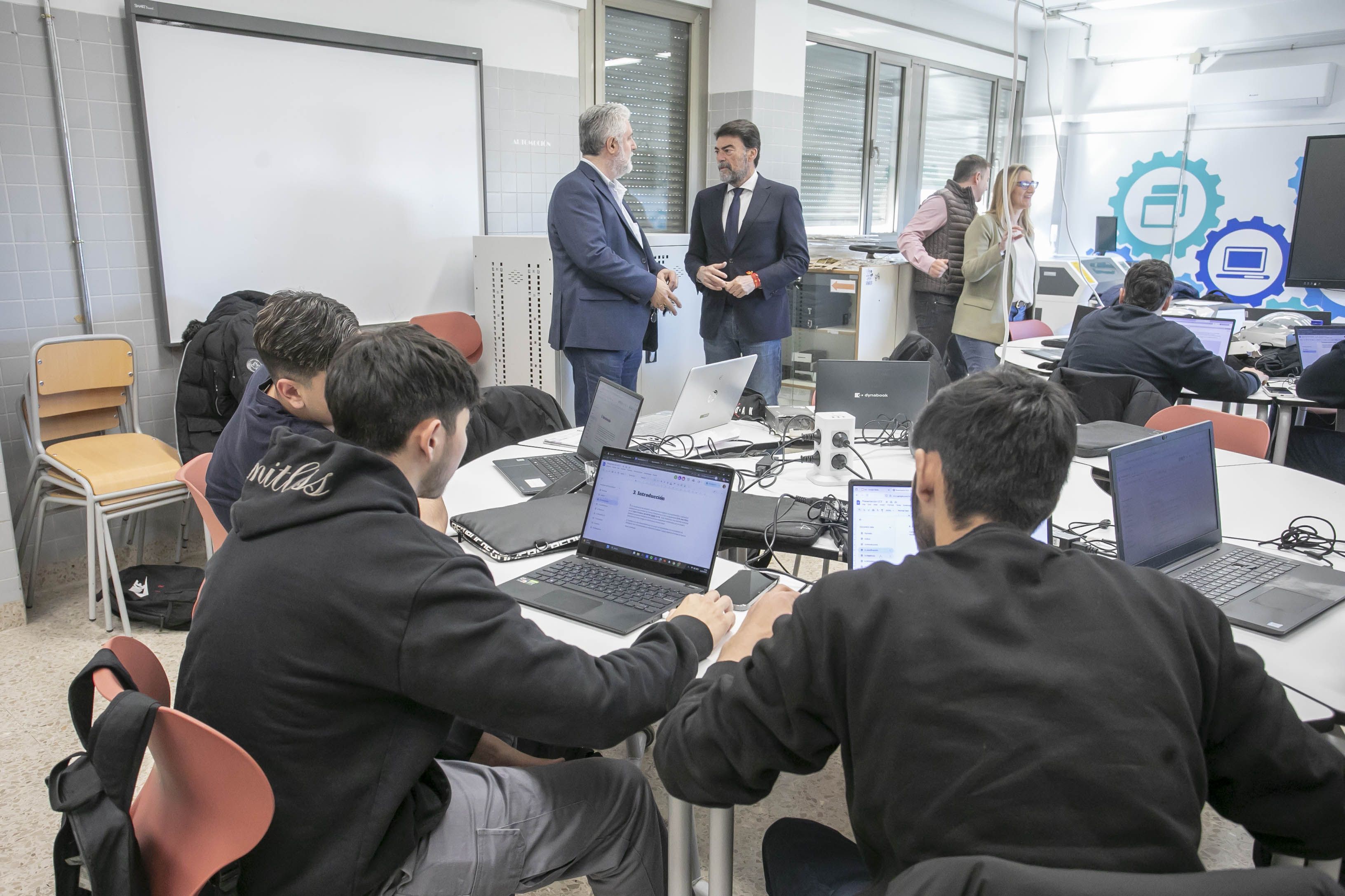 Visita de Luis Barcala al CIPFP Leonardo Da Vinci d'Alacant