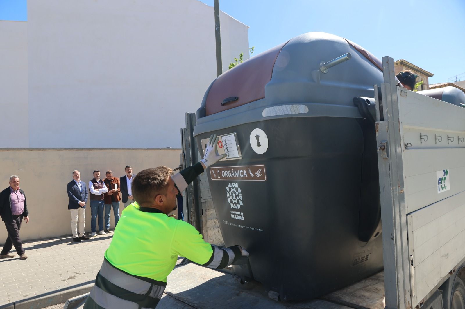 Instal·lació d'un dels nous contenidors marrons intel·ligents de Sant Joan Instal·lació d'un dels nous contenidors marrons intel·ligents de Sant Joan