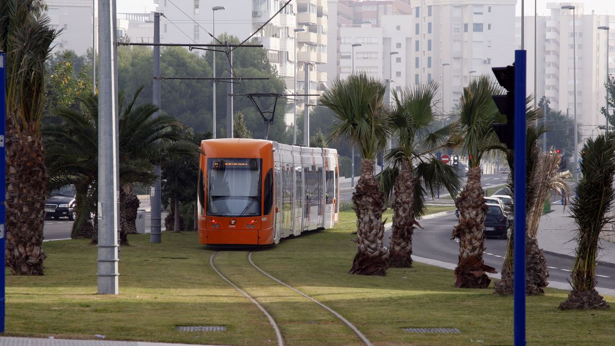 Línia 4 del TRAM d'Alacant al seu pas per l'avinguda Costa Blanca