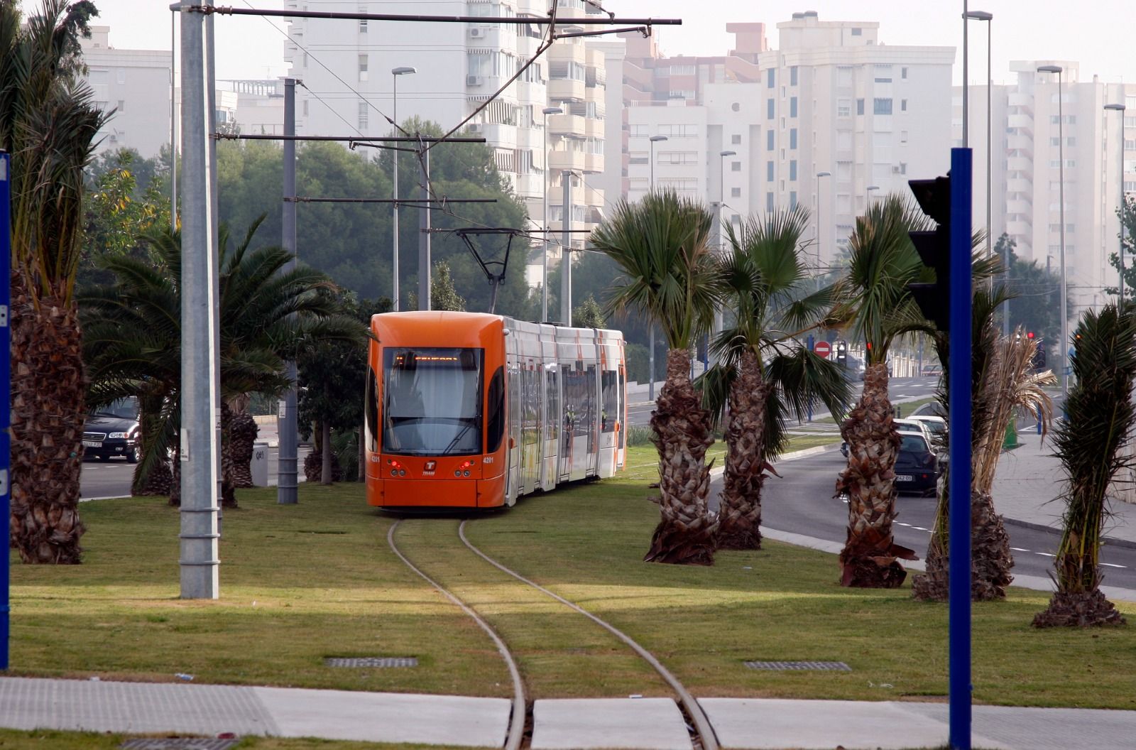 Línia 4 del TRAM d'Alacant al seu pas per l'avinguda Costa Blanca