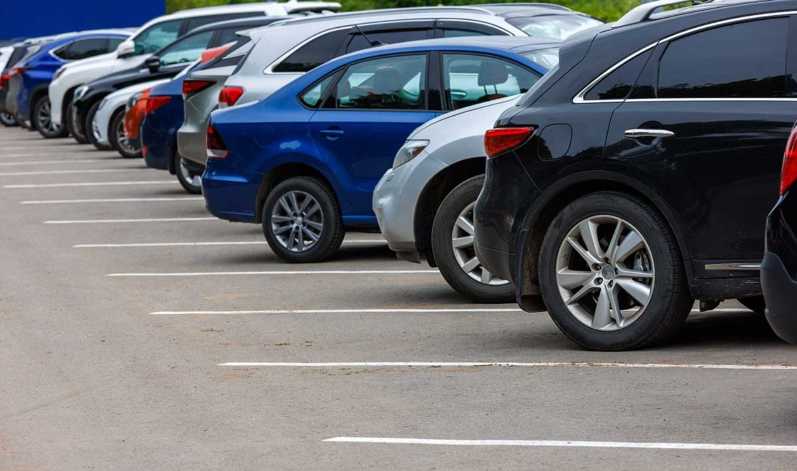 Varios coches aparcados en un aparcamiento