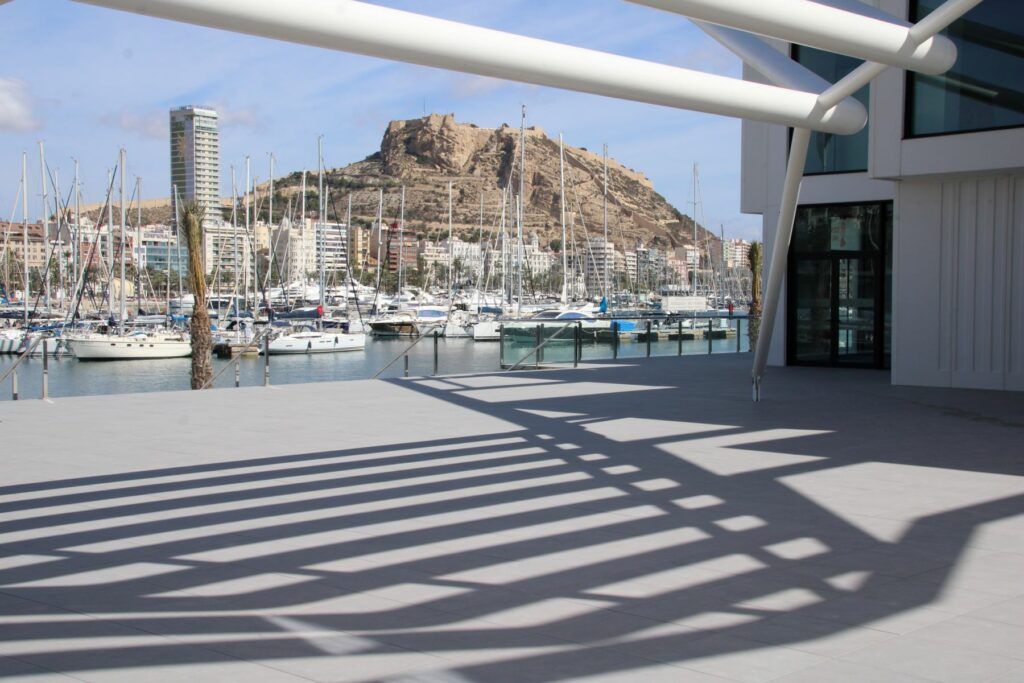 El Castillo de Santa Bárbara desde el distrito digital del Puerto de Alicante