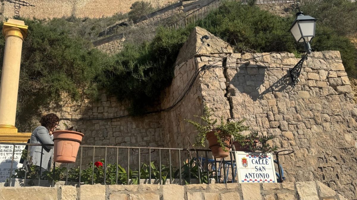Fissura d'un mur en el barri de Santa Creu d'Alacant