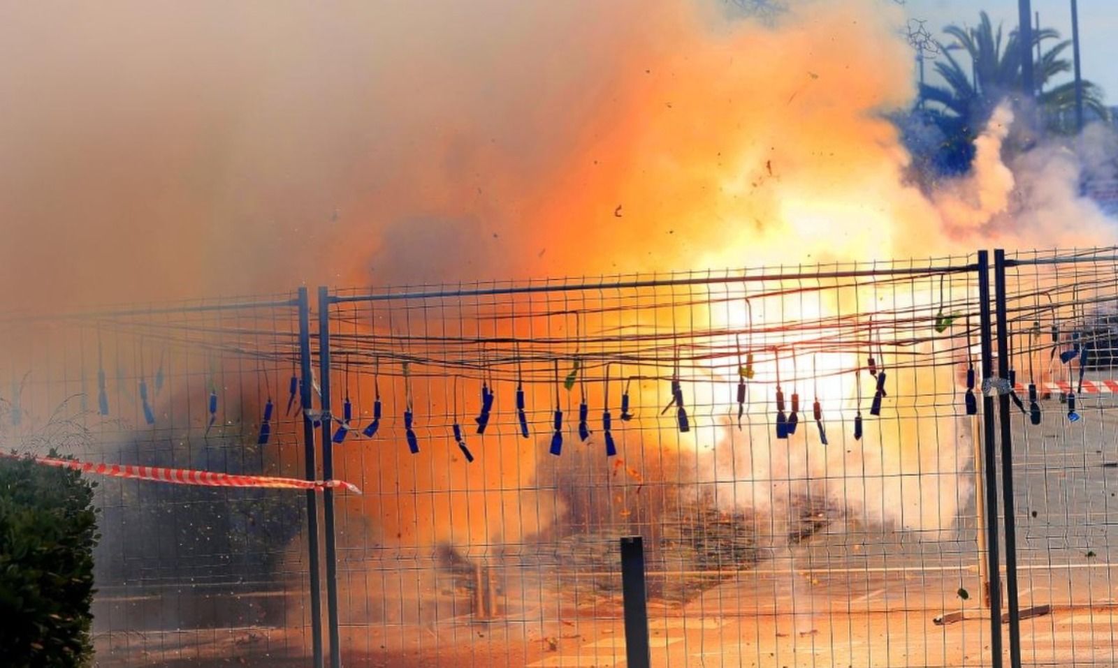 Mascletà del cicle 'Pólvora tot l'Any' de les Fogueres d'Alacant (Foto: Tony Díez)