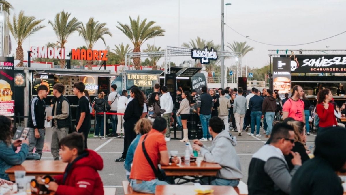 Zona de 'foood trucks' en The Burger Cup de Elche Zona de 'foood trucks' en The Burger Cup de Elche
