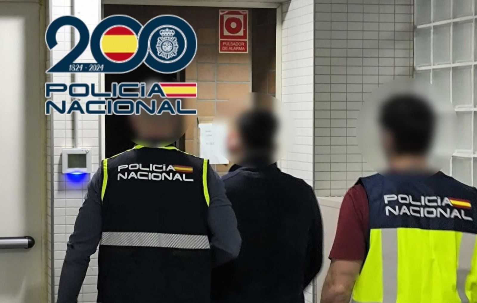 Agentes de la Policía Nacional junto al detenido Agentes de la Policía Nacional junto al detenido