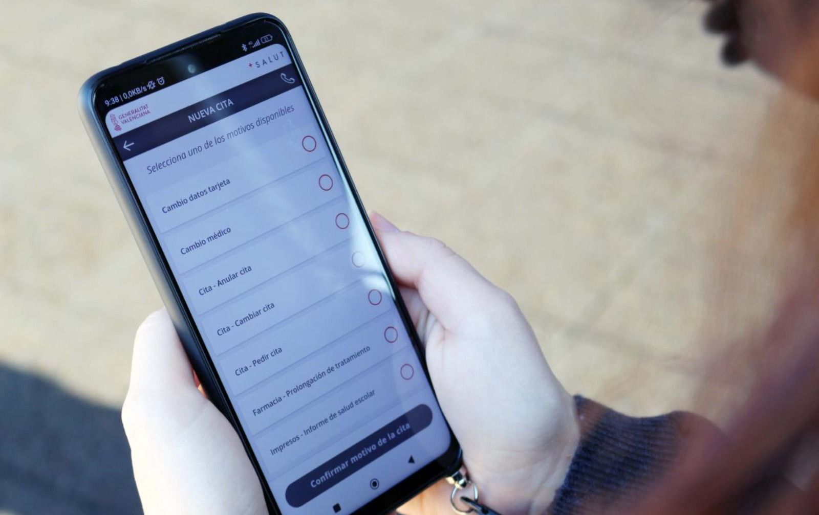 Una dona utilitza l'app GVA Salut des del telèfon mòbil Una dona utilitza l'app GVA Salut des del telèfon mòbil