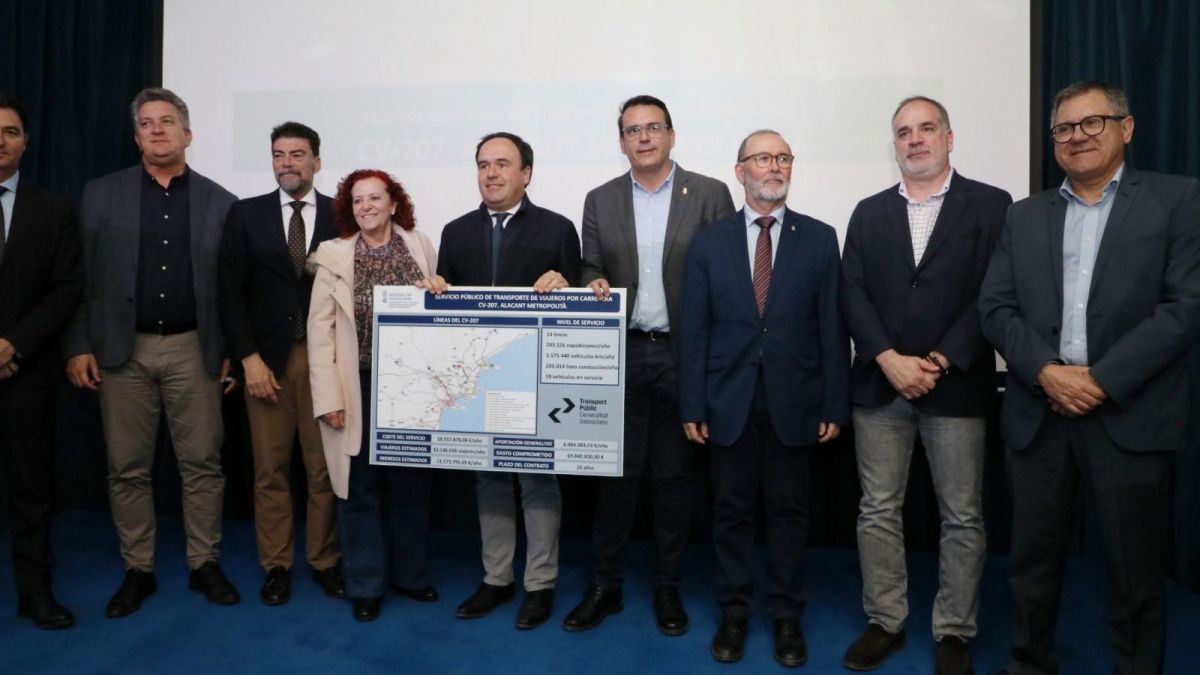 Els alcaldes de l'Alacantí en la presentació del nou projecte de servici d'autobús