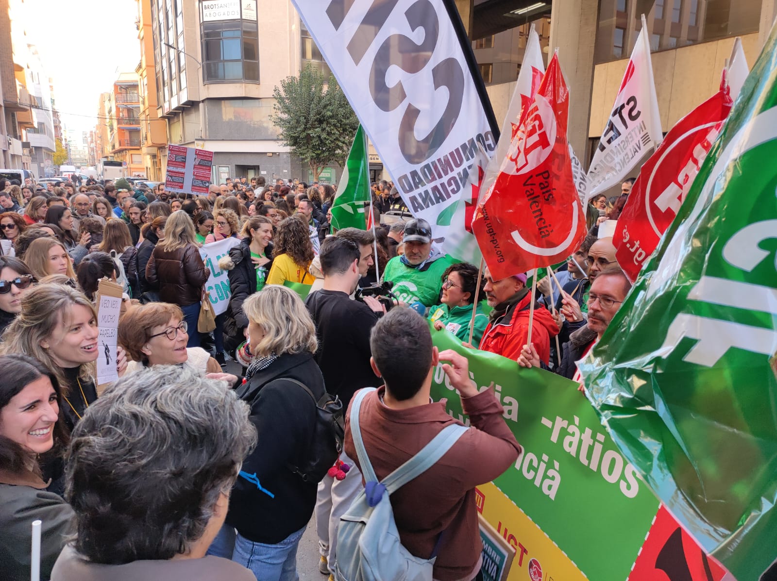 Concentració de docents en la Conselleria d'Educació d'Alacant durant una vaga