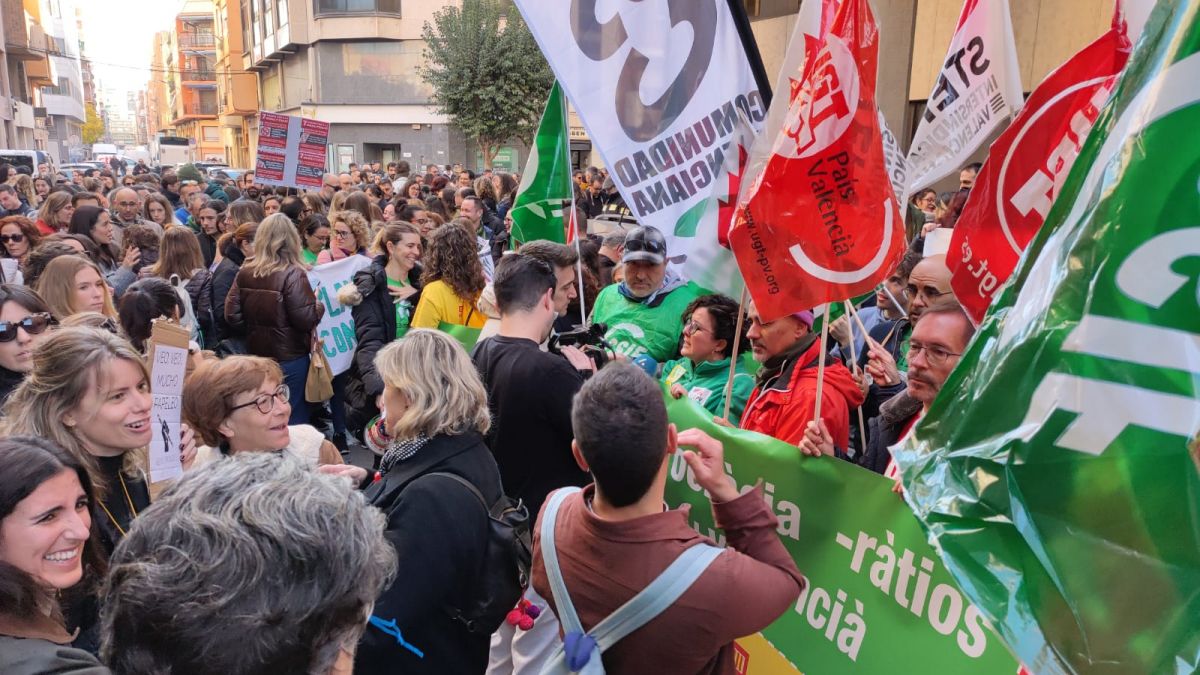 Concentració de docents en la Conselleria d'Educació d'Alacant durant una vaga
