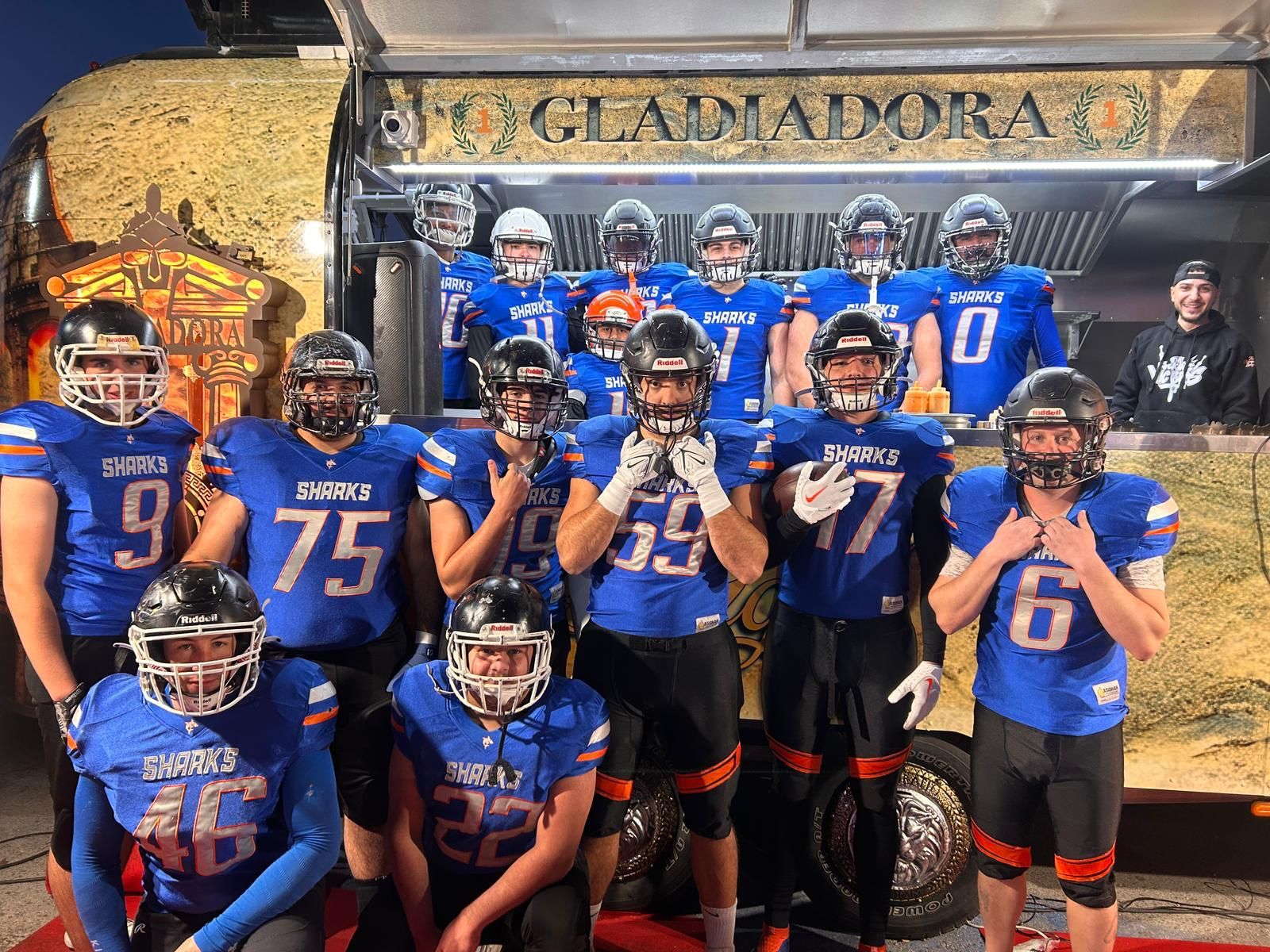 El equipo Alicante Sharks visita The Champions Burger