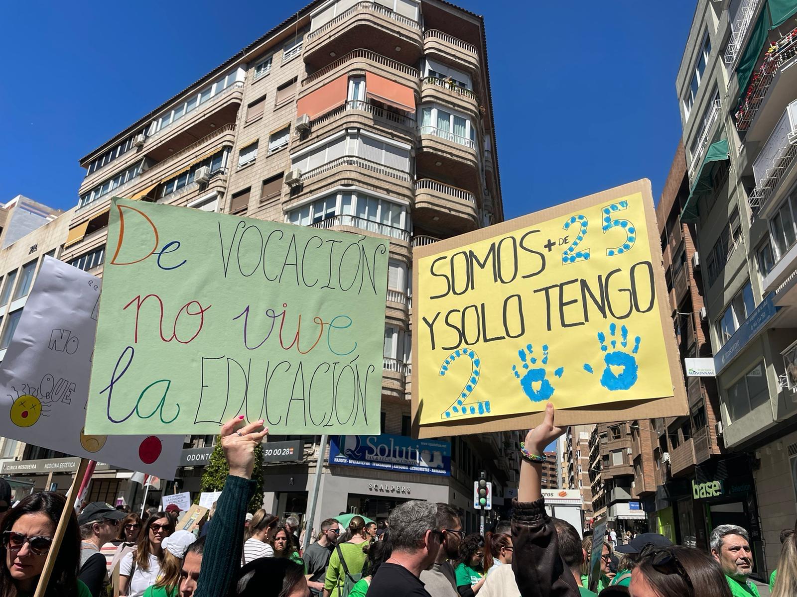 Dos pancartes en la manifestació del professorat a Alacant per la vaga educativa