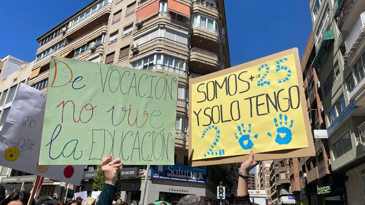 Dos pancartes en la manifestació del professorat a Alacant per la vaga educativa (Foto: M.G.C.)