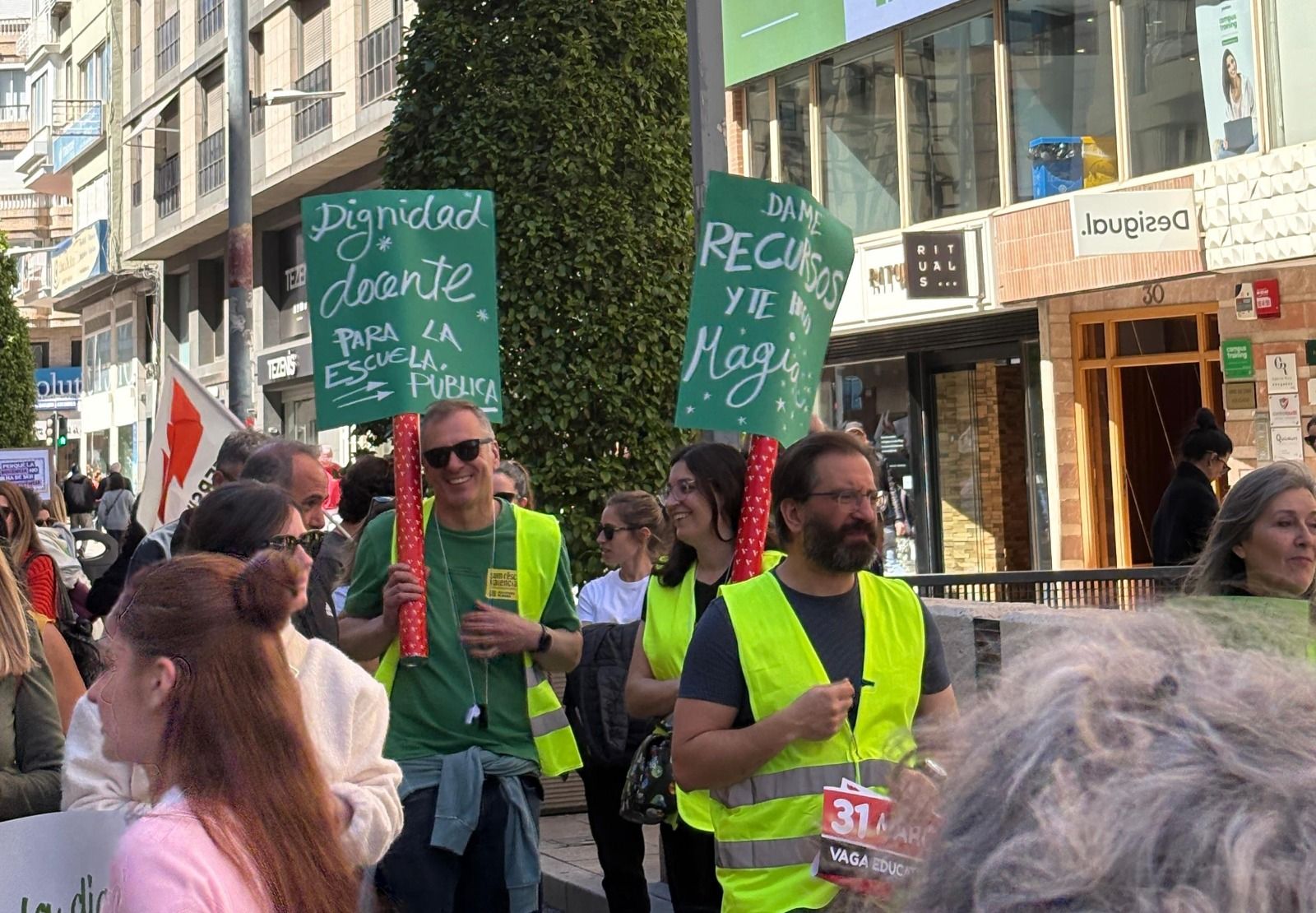 Pancartas en la huelga de docentes en la ciudad de Alicante