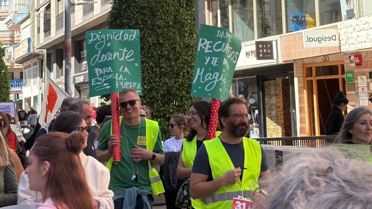 Pancartes en la vaga de docents en la ciutat d'Alacant
