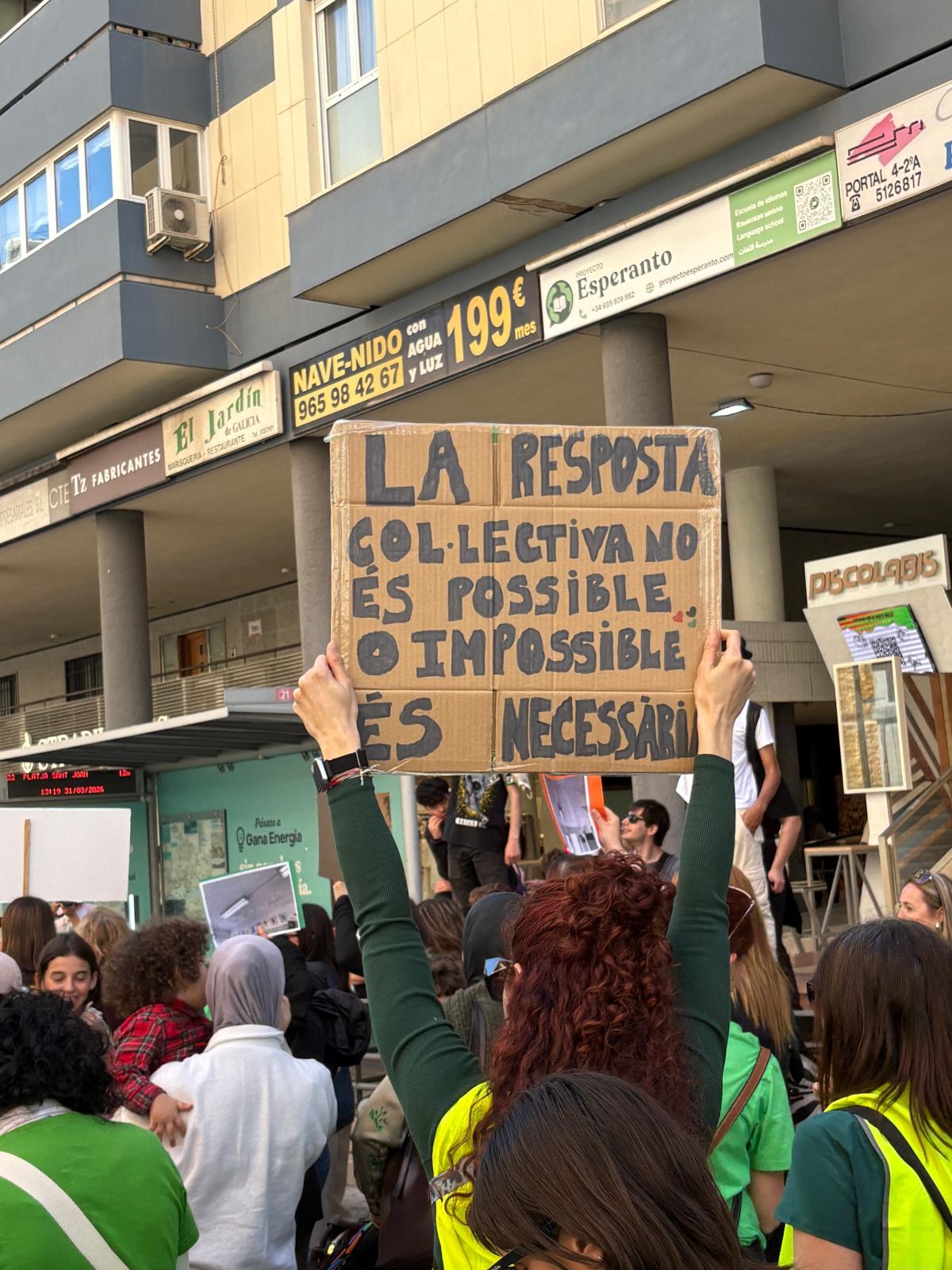 Una profesora en la huelga educativa en Alicante