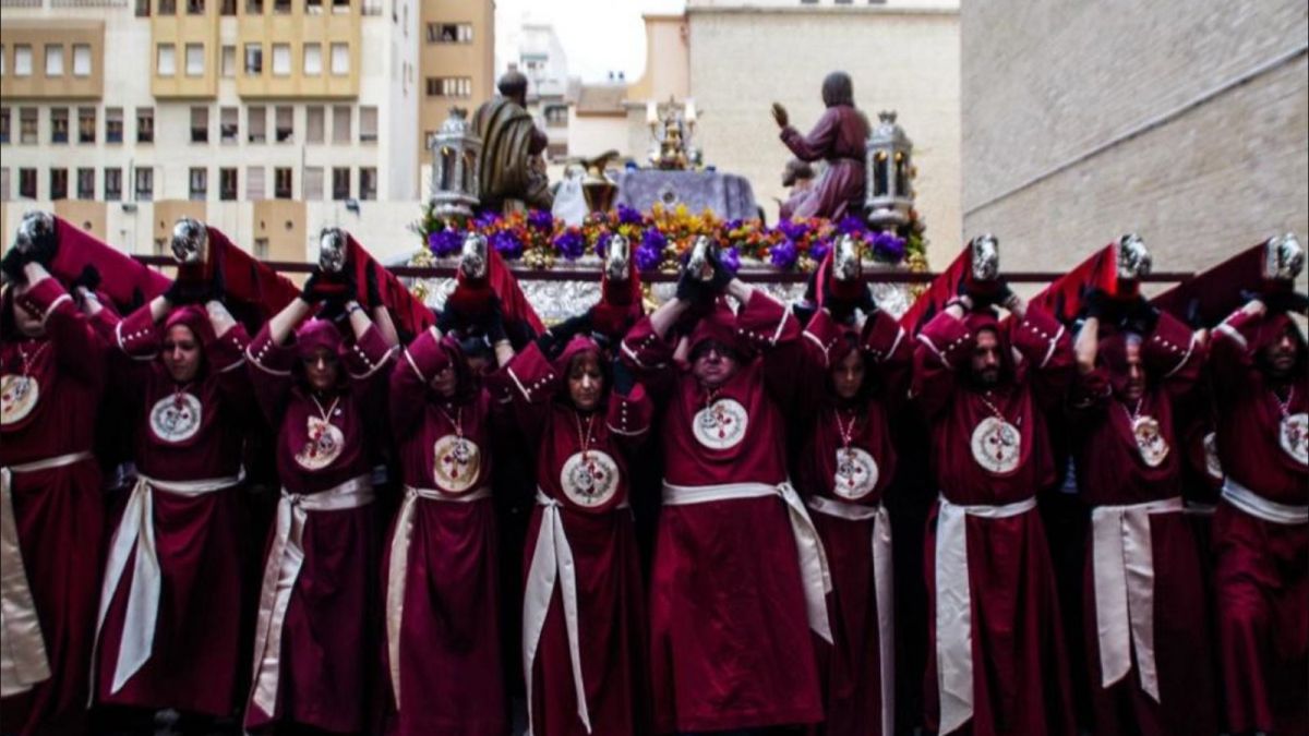Eixida del tron principal de la processó de la Santa Cena en Alacant