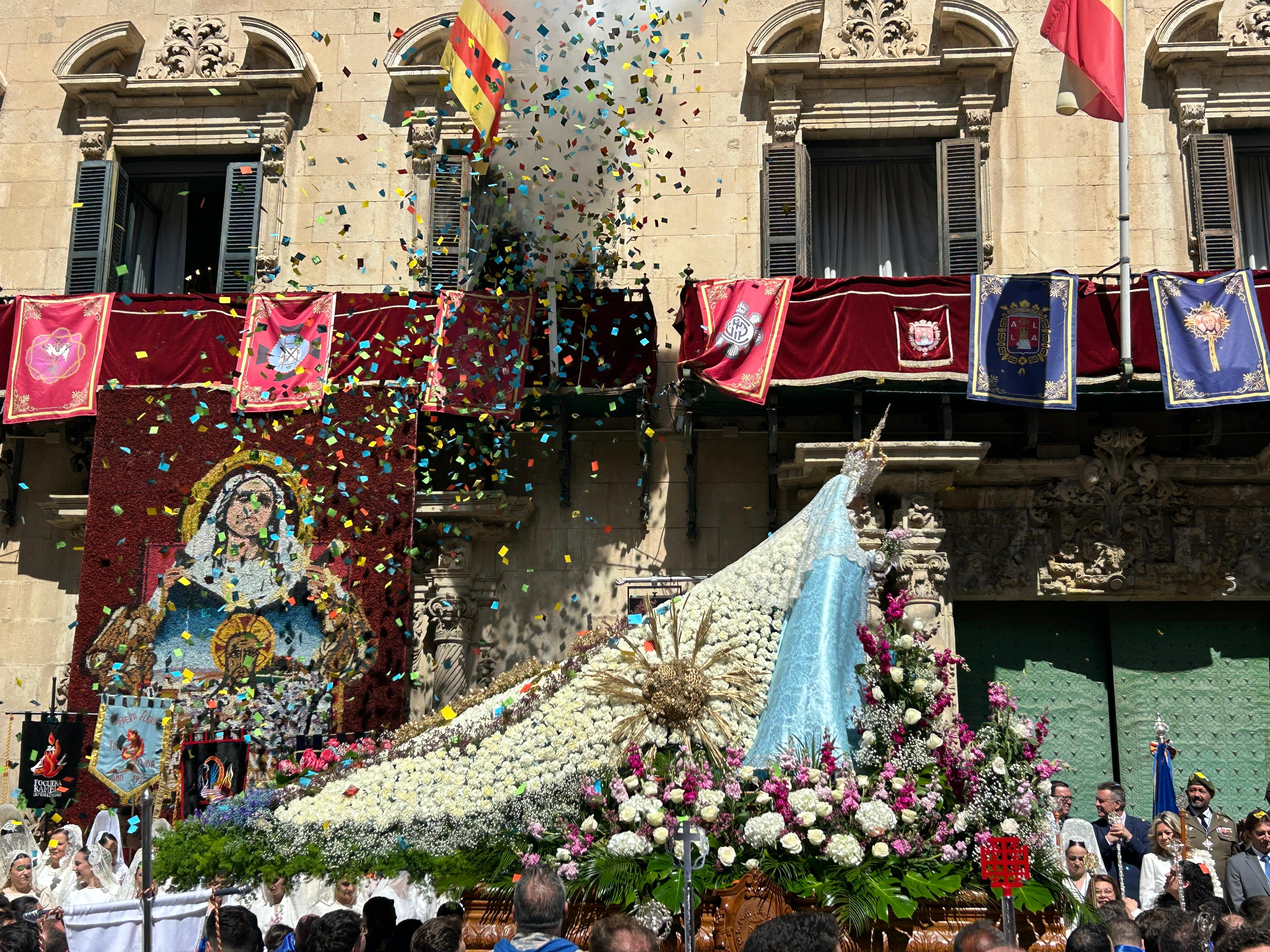 La Verge de l'Alegria enfront de la Casa Consistorial