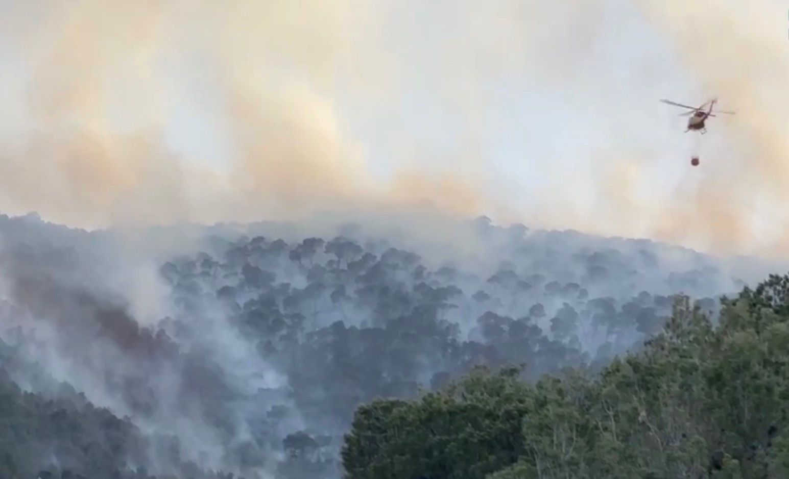 Un helicòpter participa en les labors d'extinció de l'incendi en el Maigmó (Foto: CPBA)